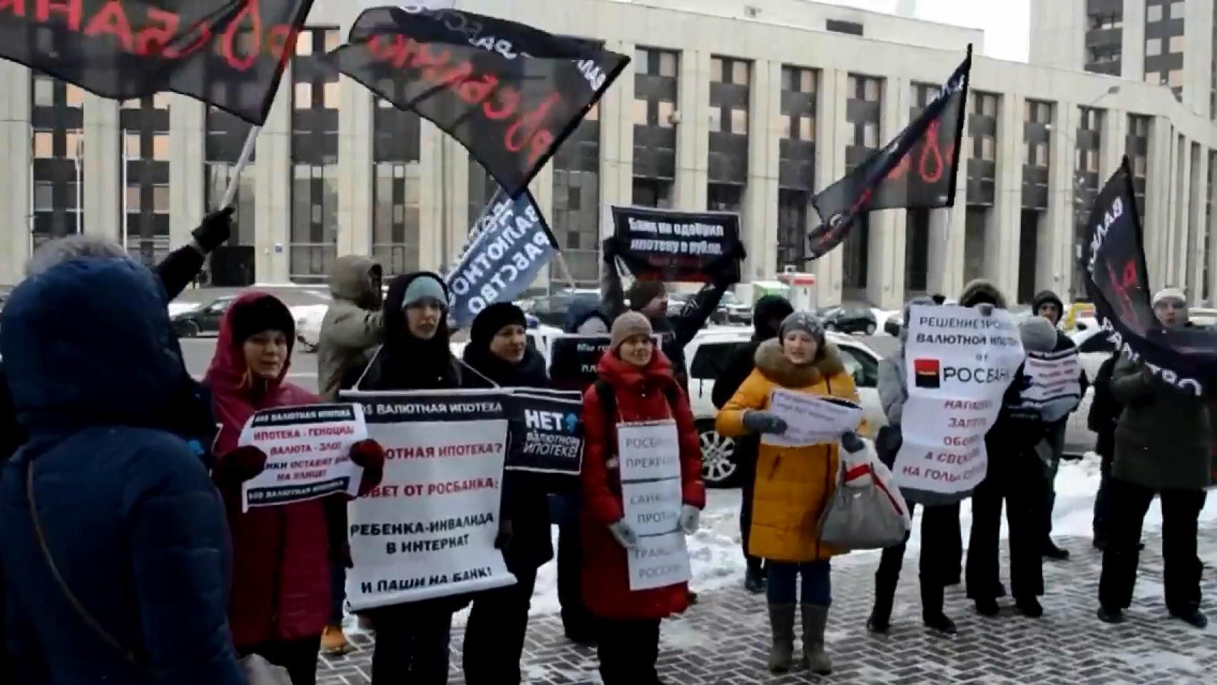 У Росії набуває розмаху валютна паніка У Росії набуває розмаху валютна паніка