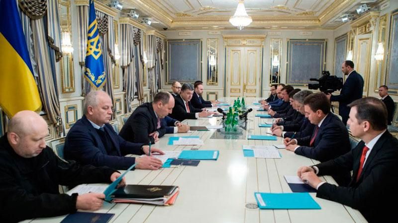 Появилось видео с совещания Порошенко с руководителями фракций Появилось видео с совещания Порошенко с руководителями фракций