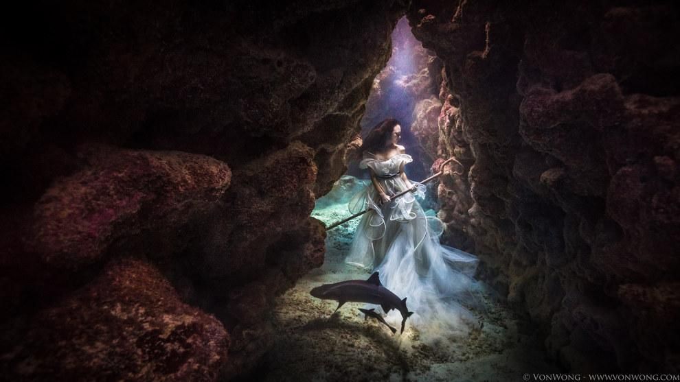 Фотограф зняв фантастичні знімки моделі на дні лагуни серед акул