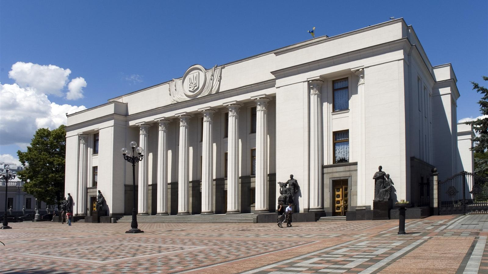 Верховная Рада сменила регламент, чтобы перенести голосование за изменения в Конституцию