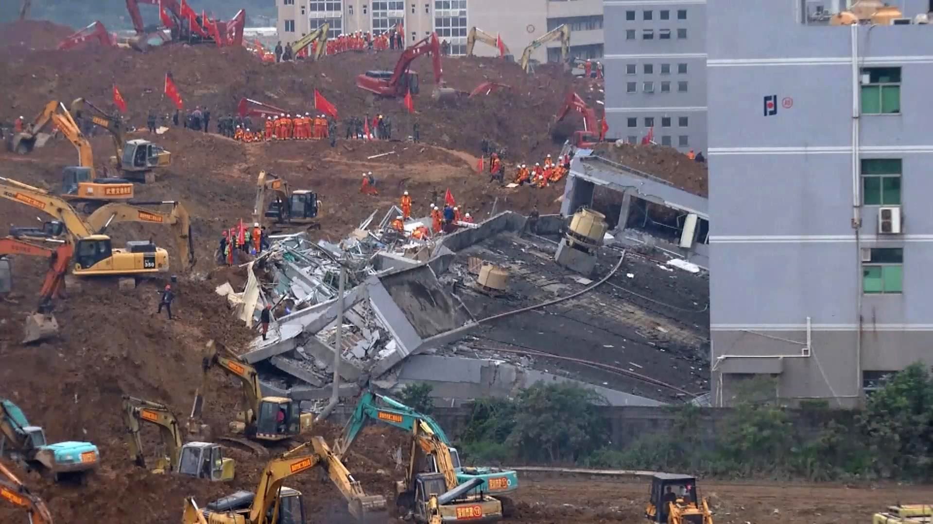 Более 70 тел наконец достали из-под завалов зданий в Китае Более 70 тел наконец достали из-под завалов зданий в Китае