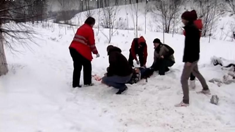 Авто відкинуло чоловіка на 30 метрів – з’явилось страшне відео (18+) Авто відкинуло чоловіка на 30 метрів – з’явилось страшне відео (18+)