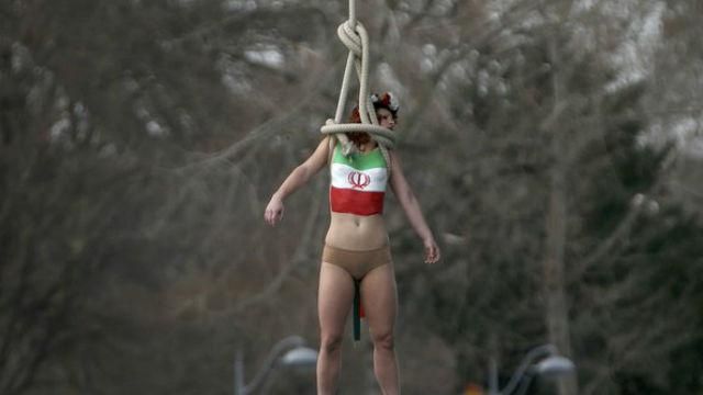 Активистка FEMEN "повесилась" во Франции