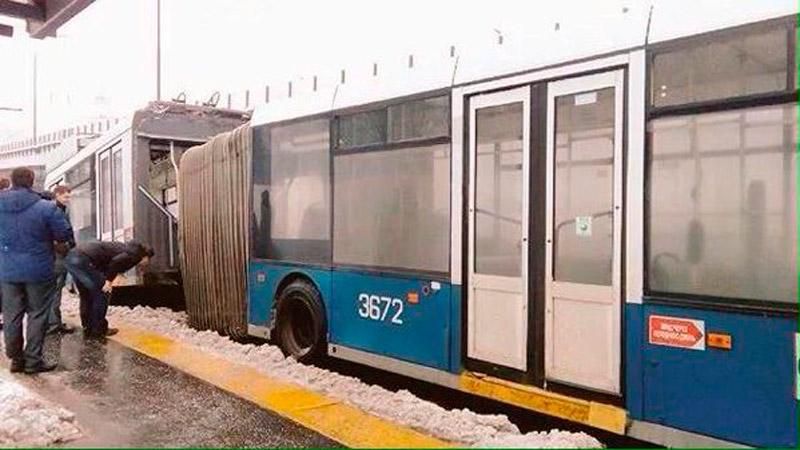 Тролейбус розвалився навпіл у Москві