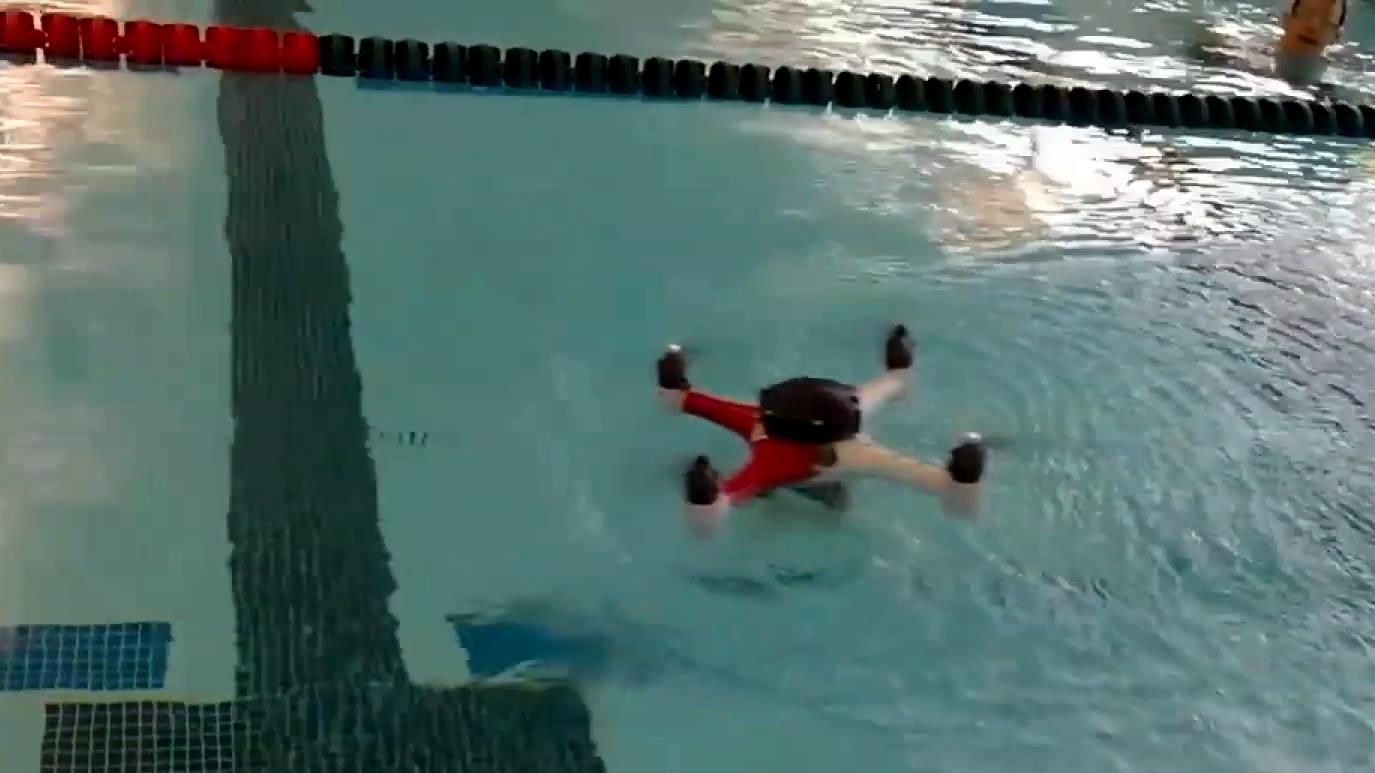 Дрон теперь умеет плавать, авто можно поднять голыми руками