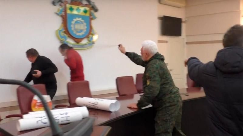 Бійка з газовими балончиками сталася в міськраді Краматорська
