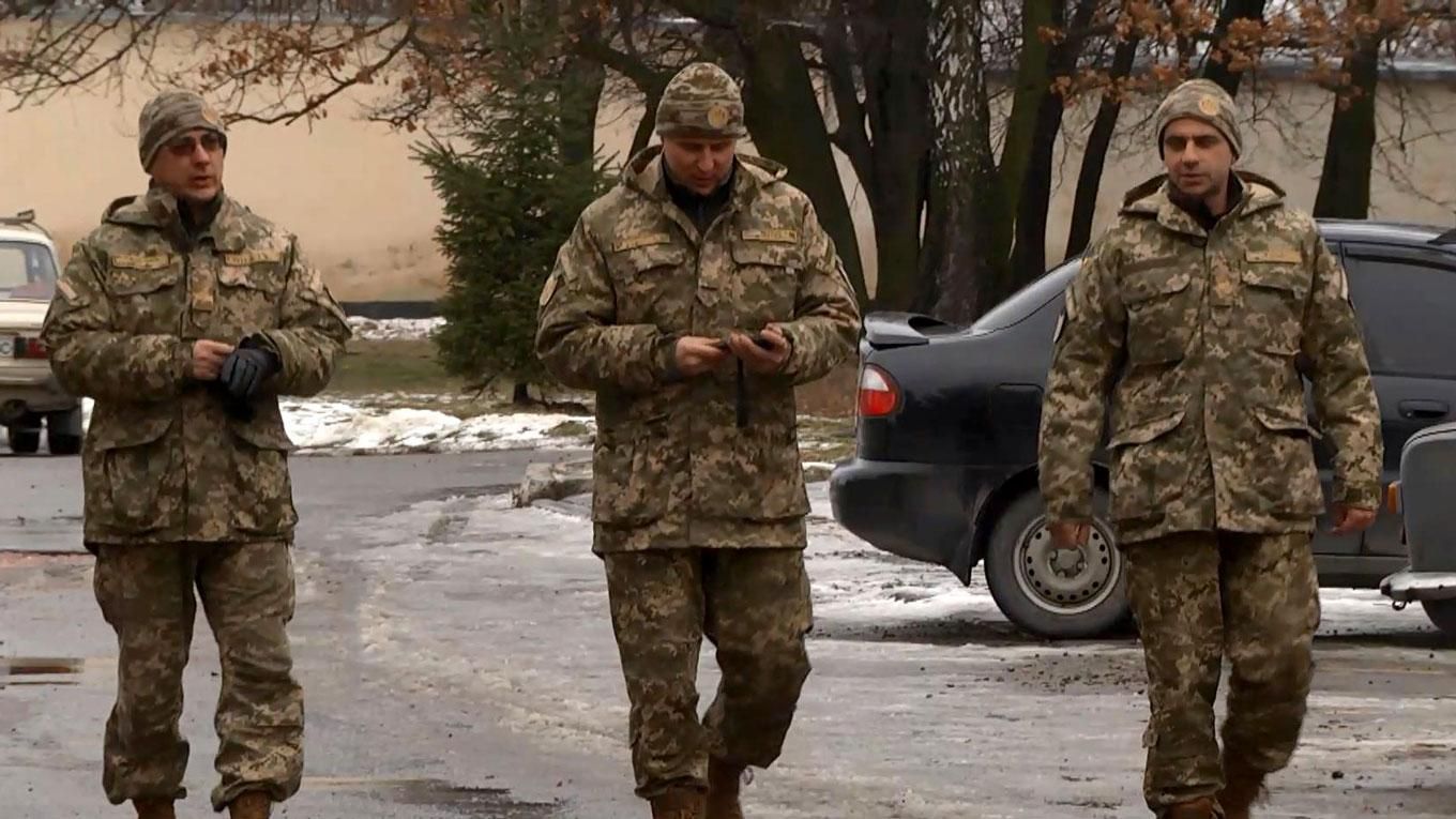 Порошенко подарував військовим ключі від квартир з дірявими трубами та грибком Порошенко подарував військовим ключі від квартир з дірявими трубами та грибком