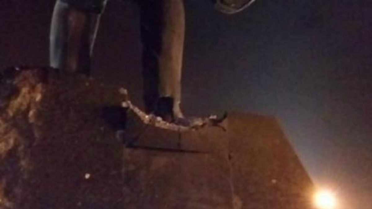 В сети появилось видео момента взрыва Ленина в Донецке