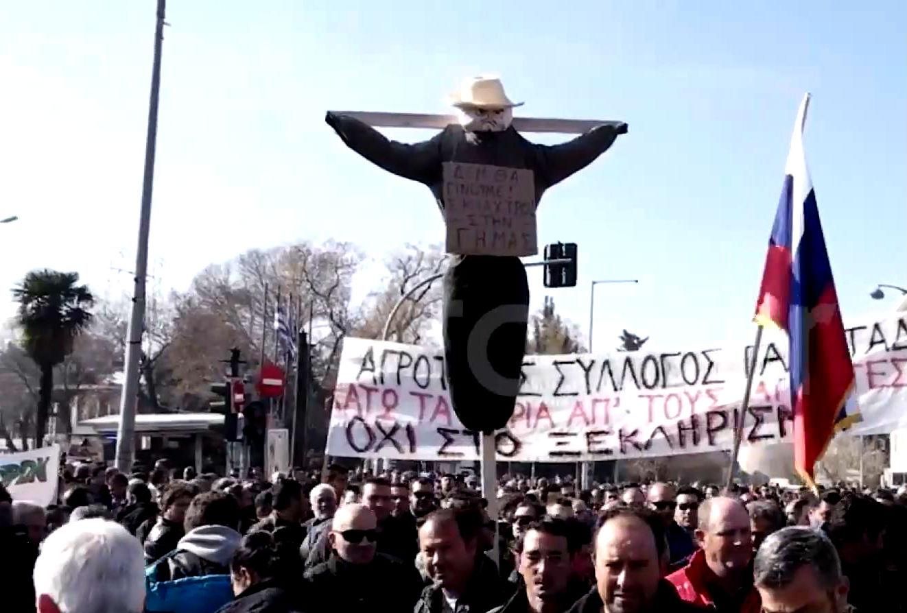 Фермерів-мітингарів приборкують сльозогінним газом у Греції Фермерів-мітингарів приборкують сльозогінним газом у Греції