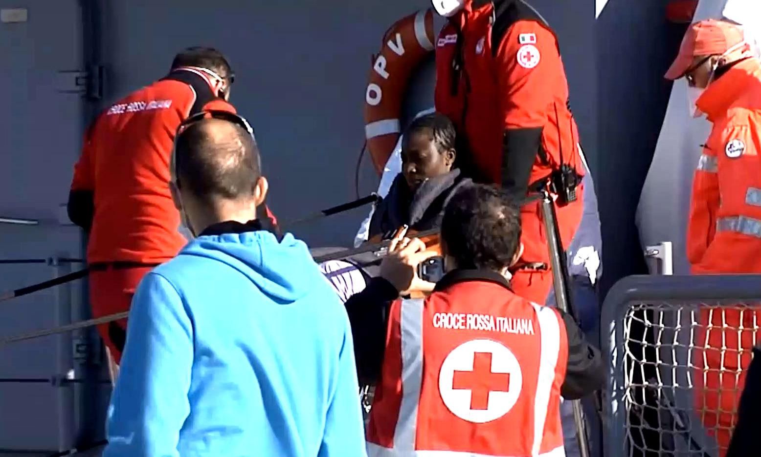 Несколько сотен мигрантов спасли в Средиземном море Несколько сотен мигрантов спасли в Средиземном море