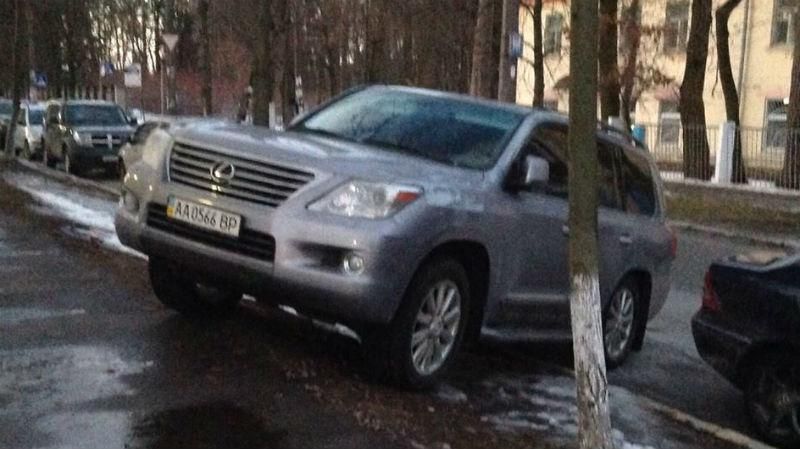 Lexus Верховної Ради нахабно заблокував поліцію Lexus Верховної Ради нахабно заблокував поліцію
