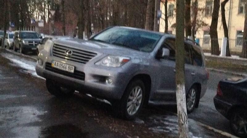 Lexus Верховної Ради нахабно заблокував поліцію