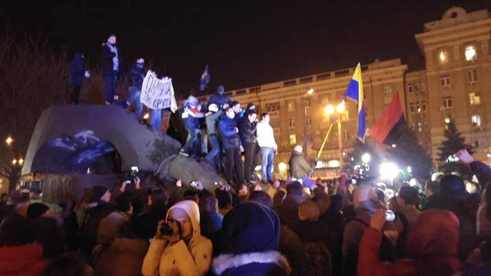 В Днепропетровске неизвестные повалили памятник одному из главных организаторов Голодомора