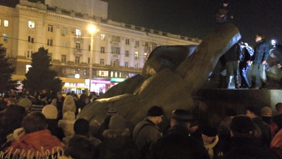 ТОП-новини: у Дніпропетровську повалили пам'ятник Петровському, в Польщі затримали українців