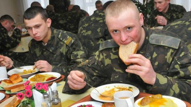 Бюджет не позволяет разнообразить рацион военнослужащих