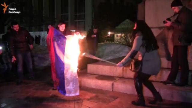 В Черкасах урочисто спалили триколор В Черкасах урочисто спалили триколор
