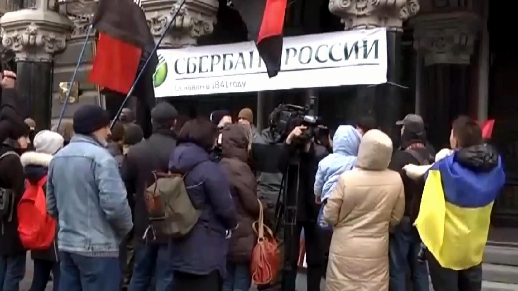 Бойкот Росії: під НБУ пікетувальники розкидають відстріляні гільзи Бойкот Росії: під НБУ пікетувальники розкидають відстріляні гільзи