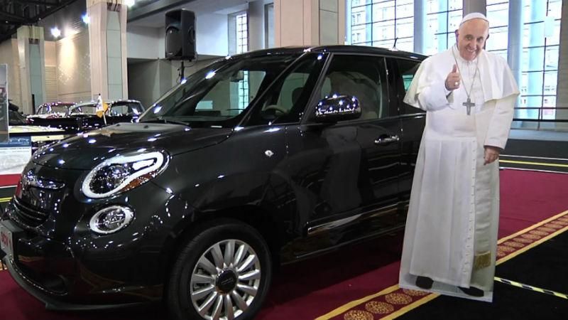 Скромний автомобіль Папи Римського продали за неймовірно високою ціною