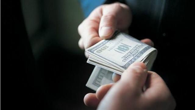 Чиновника міграційної служби затримали на хабарі у 100 тисяч гривень Чиновника міграційної служби затримали на хабарі у 100 тисяч гривень