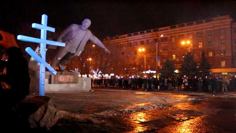 Як на повалення пам'ятника Петровському відреагували поліція і Мінкульт