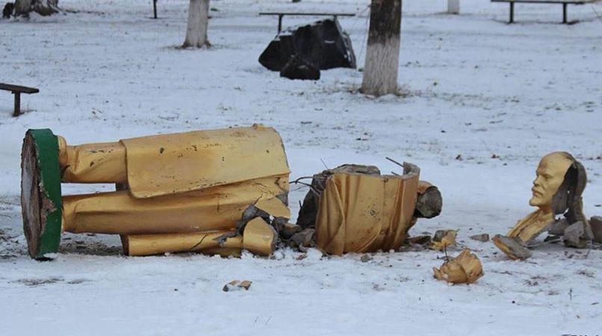 За день в Полтавской области демонтировали три советские памятники За день в Полтавской области демонтировали три советские памятники