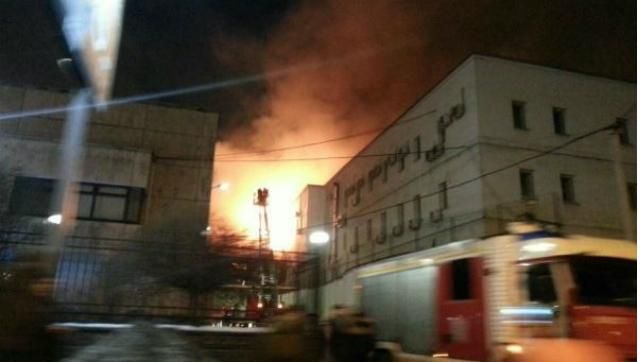 В Москве горит здание с пиротехникой: опубликованы фото и видео