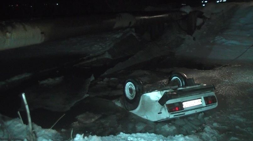 В Харькове машина с водителем утонула в замерзшей реке