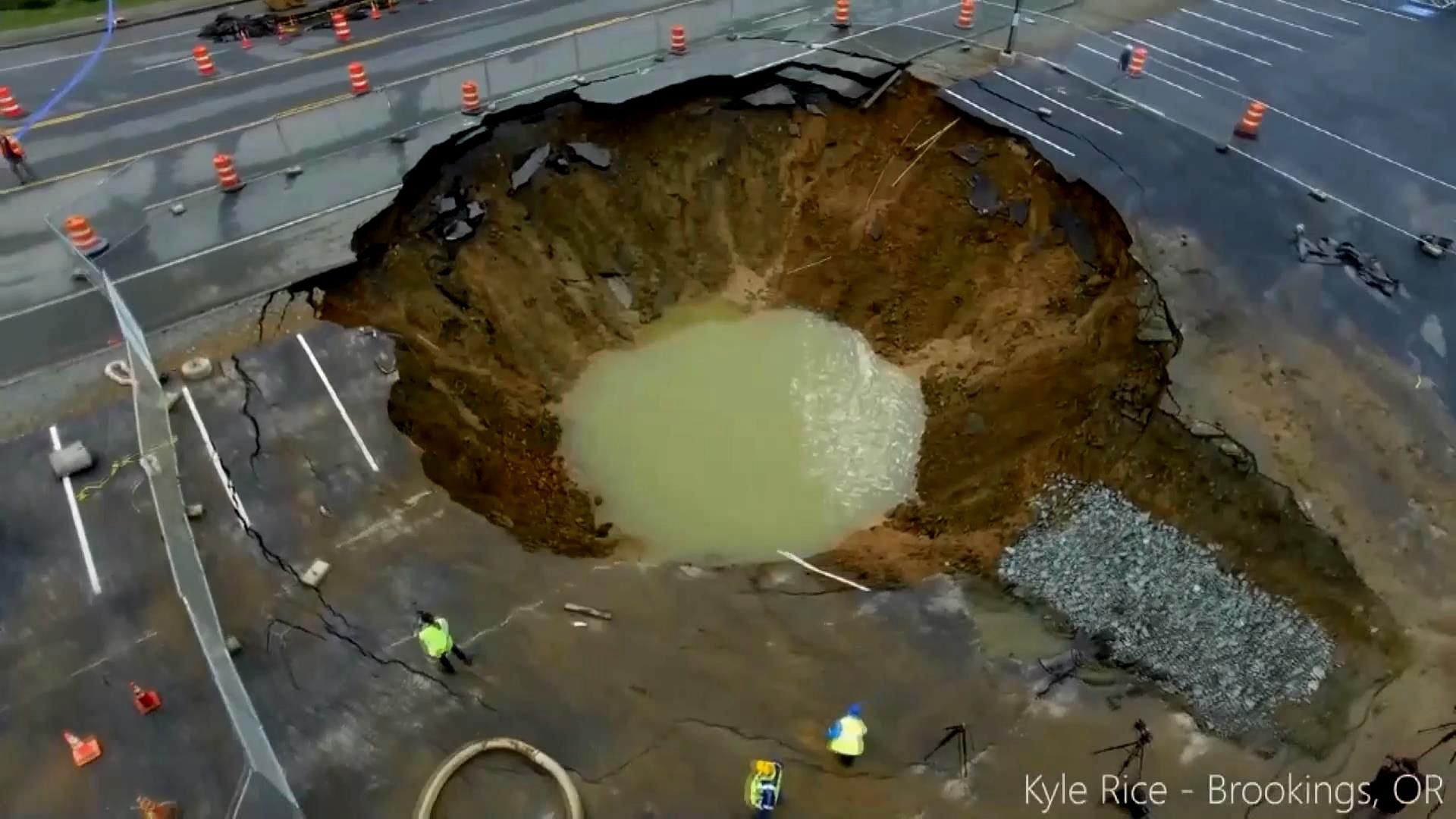 Американская автомагистраль ушла под землю из-за затяжного ливня Американская автомагистраль ушла под землю из-за затяжного ливня