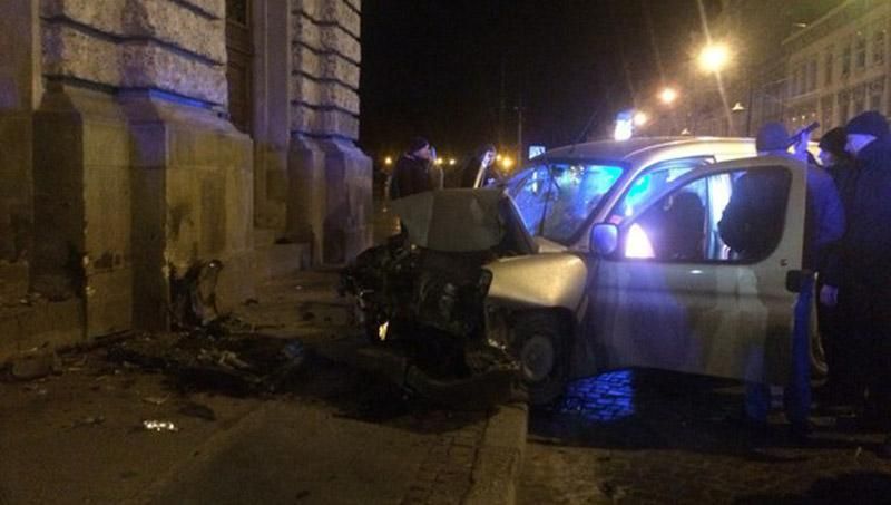 Во Львове авто разбилось об Оперный театр Во Львове авто разбилось об Оперный театр
