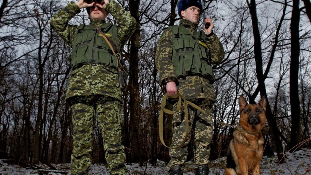 Прикордонники затримали двох чоловіків, які побили українського бійця Прикордонники затримали двох чоловіків, які побили українського бійця