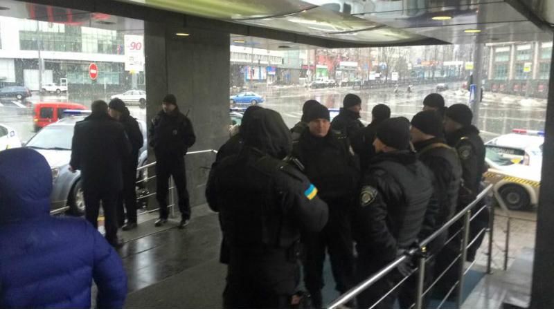 Полиция окружила отель "Лыбидь" в Киеве: появились фото