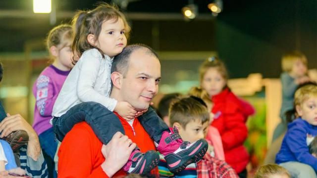 Зразковий тато: як нардепи дітям на ніч казки читають Зразковий тато: як нардепи дітям на ніч казки читають