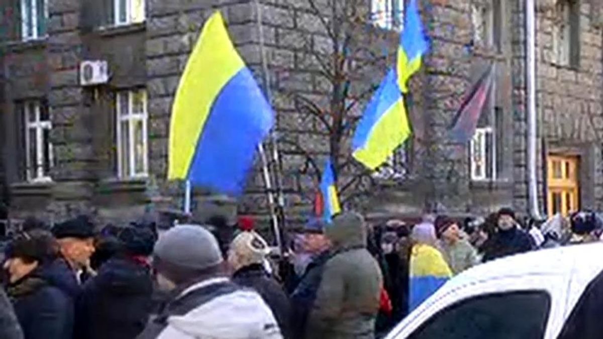 Бойцы, которые выбрались из Иловайская, заблокировали дорогу к Порошенко Бойцы, которые выбрались из Иловайская, заблокировали дорогу к Порошенко