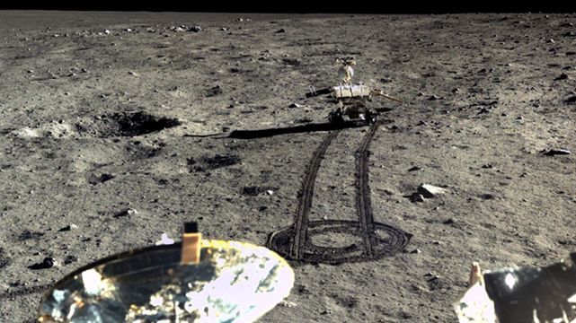 Появились новые цветные фото поверхности Луны Появились новые цветные фото поверхности Луны