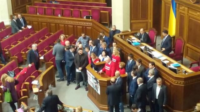 Ранок у Раді почався з блокування трибуни Ранок у Раді почався з блокування трибуни