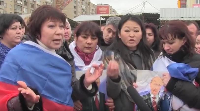 Ми прибігли до інших фашистів, — кримські підприємці одягнули триколори і протестують Ми прибігли до інших фашистів, — кримські підприємці одягнули триколори і протестують