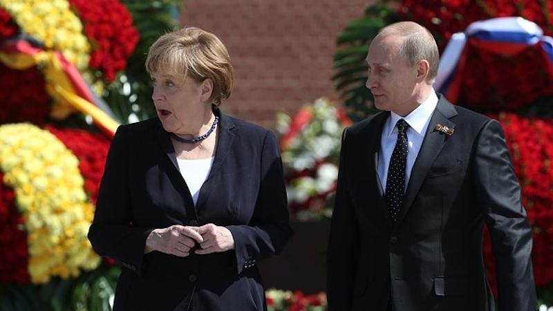 Путин хочет сбросить Меркель, — эксперт