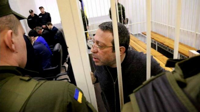 Корбана випустили із "клітки" у залі суду Корбана випустили із "клітки" у залі суду