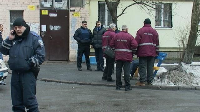 Неадекватний чоловік погрожував підірвати гранату в Києві Неадекватний чоловік погрожував підірвати гранату в Києві