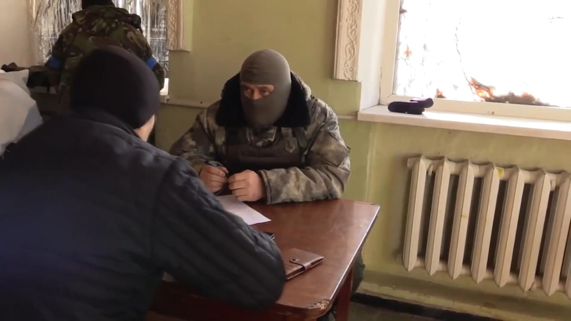 СБУ затримала поліцейського, який шпигував для терористів СБУ затримала поліцейського, який шпигував для терористів