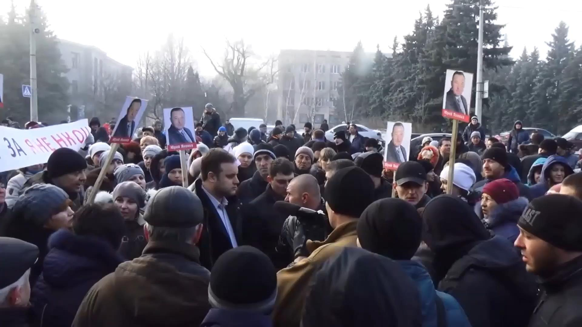 Убирайся прочь, — разъяренная толпа налетела на Губарева в Ясиноватой