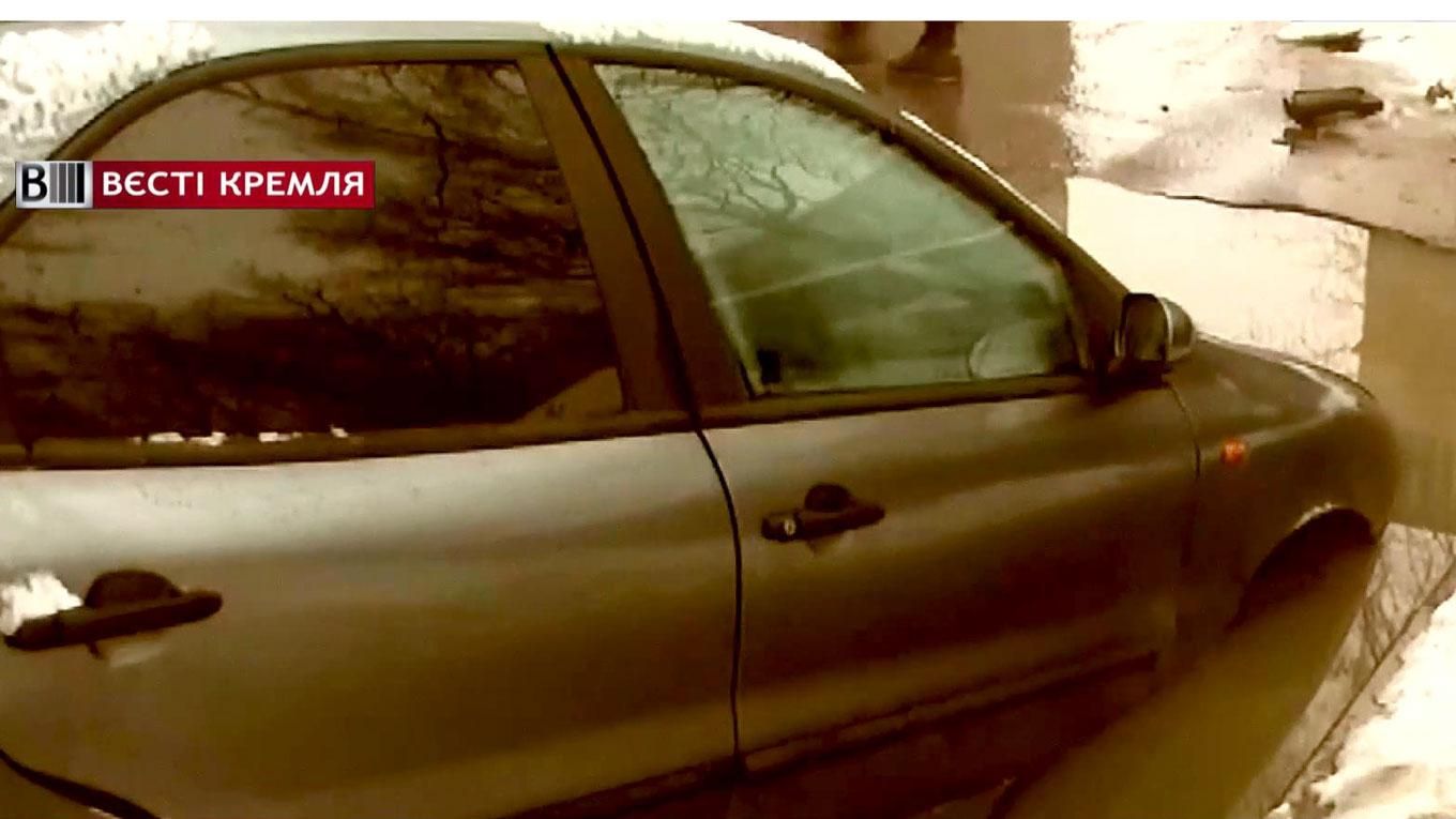 Российские коммунальщики "добили" автомобиль, который провалился в канализацию Российские коммунальщики "добили" автомобиль, который провалился в канализацию