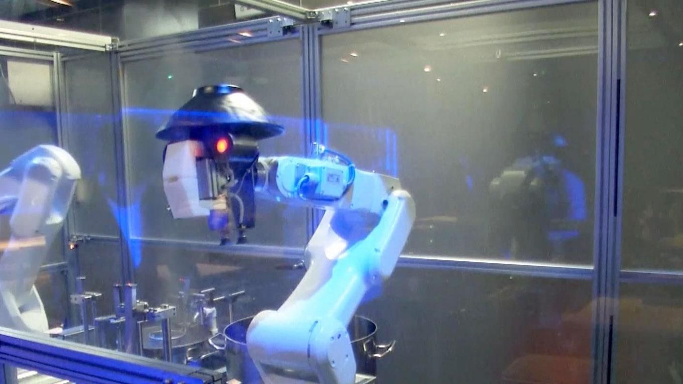 Як роботи працюють шеф-кухарями в одному з ресторанів Китаю Як роботи працюють шеф-кухарями в одному з ресторанів Китаю