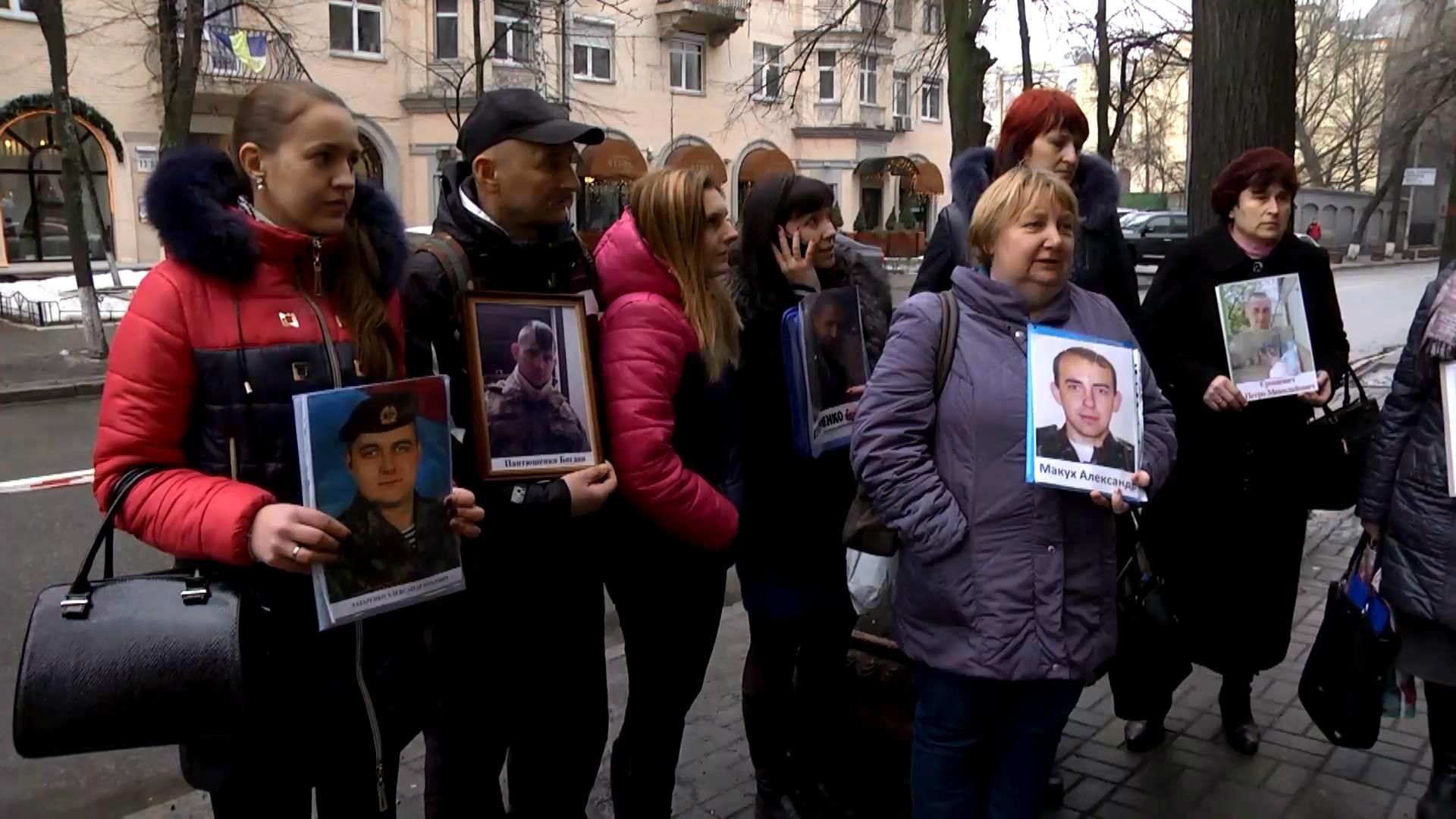 Чому родичів полонених українських бійців "футболять" в АП