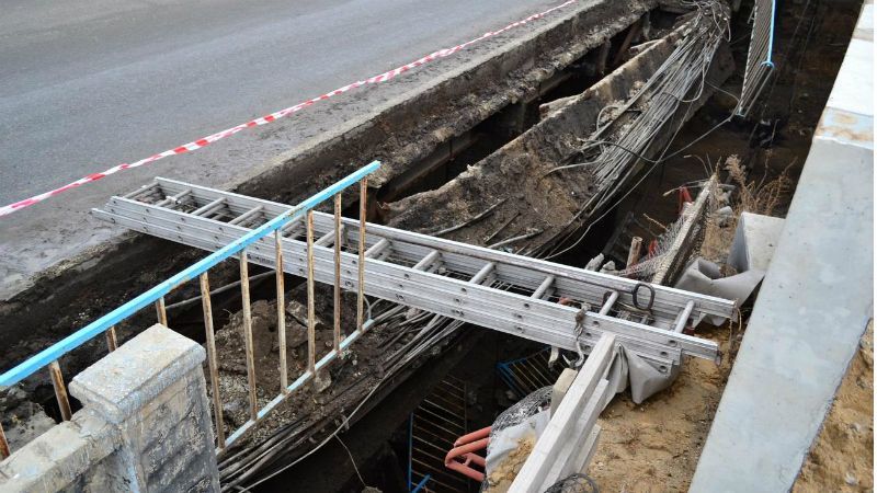 В оккупированном Луганске обвалился мост