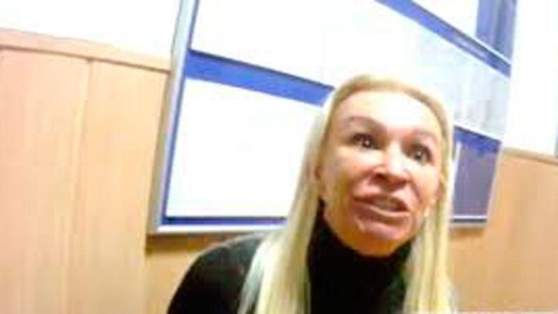 Пьяная блондинка отругала полицию и сделала погром в отделении