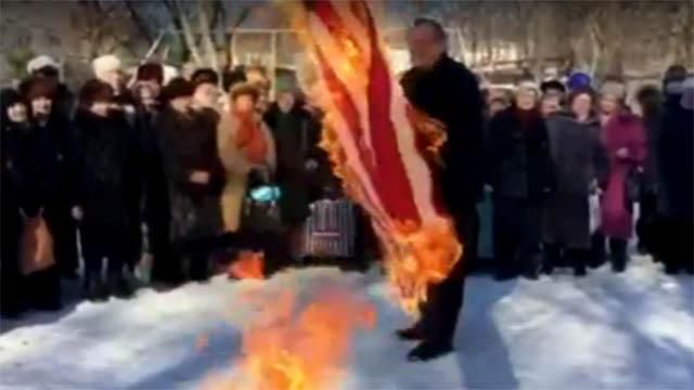 Российские пенсионеры жестоко расправились с флагом США