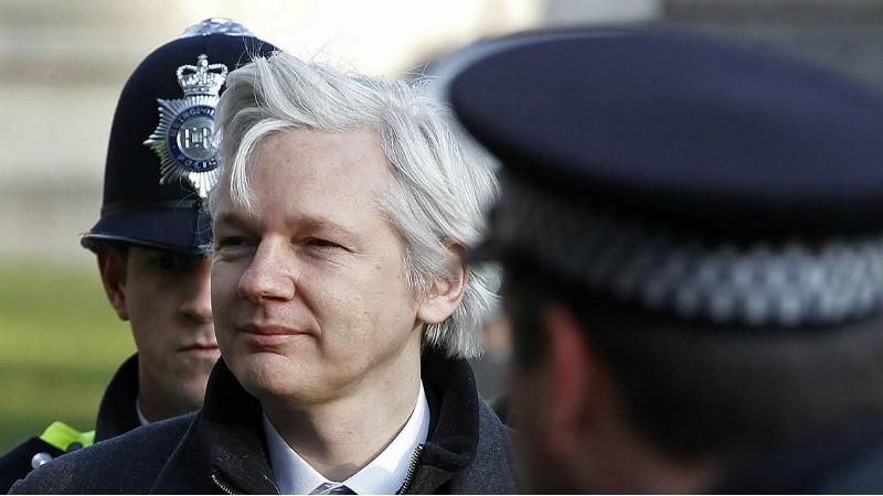 Засновник скандального WikiLeaks готовий здатися поліції Засновник скандального WikiLeaks готовий здатися поліції