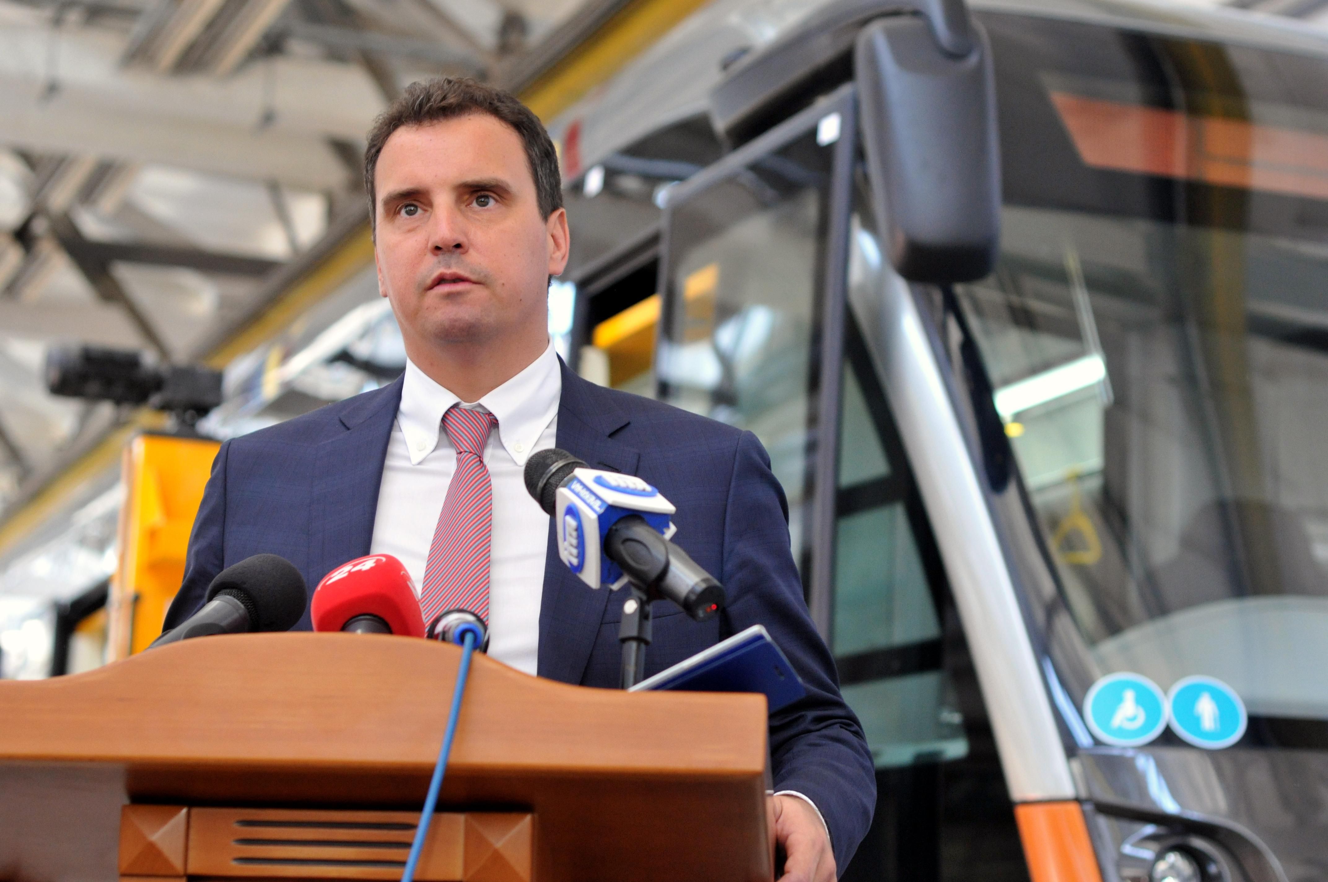 Абромавичус забрал личные вещи из Кабмина: появилось фото Абромавичус забрал личные вещи из Кабмина: появилось фото