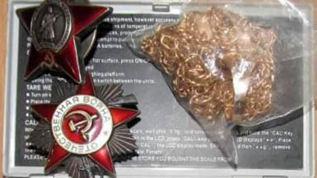 Прикордонники затримали українця, який віз ордени та золото з Росії Прикордонники затримали українця, який віз ордени та золото з Росії